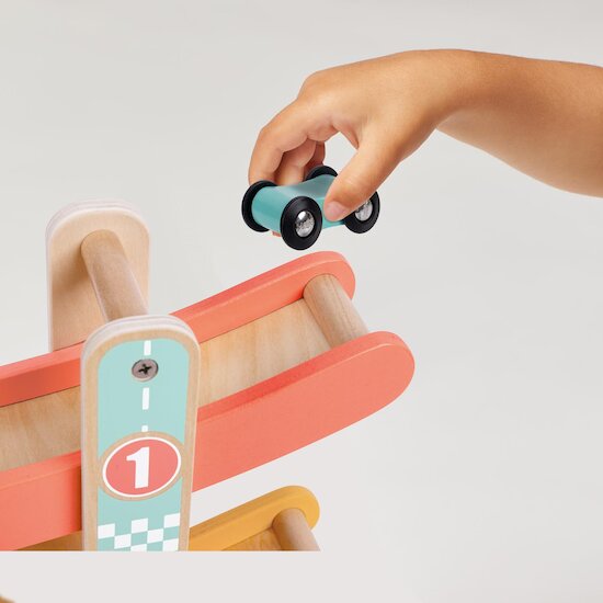 piste-de-course-et-voitures-turquoise-et-corail-hape