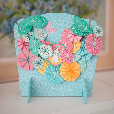Collier brodé Flora Djeco sur son présentoir