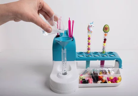 Atelier-des-stylo-créatif-paillette-6-ans-et-plus-crayon-couleur-personnage-kawai-mignon-clementoni-jeux-reves-et-jouets