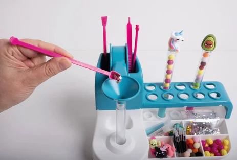 Atelier-des-stylo-créatif-paillette-6-ans-et-plus-crayon-couleur-personnage-kawai-mignon-clementoni-jeux-reves-et-jouets