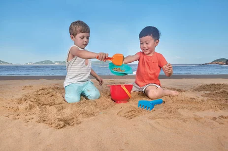 LES-ACCESSOIRES-CLASSIQUES-DE-PLAGE-hape-thonon-evian-jeuxrevesetjouets.
